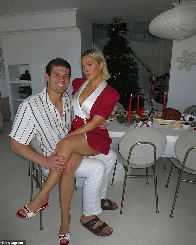 Это произошло после того, как Тэмми рассказала о подарке-сюрпризе, который ее новый жених Жуковски подарил ей, когда они вместе праздновали свое первое Рождество в понедельник.  Оба на фото