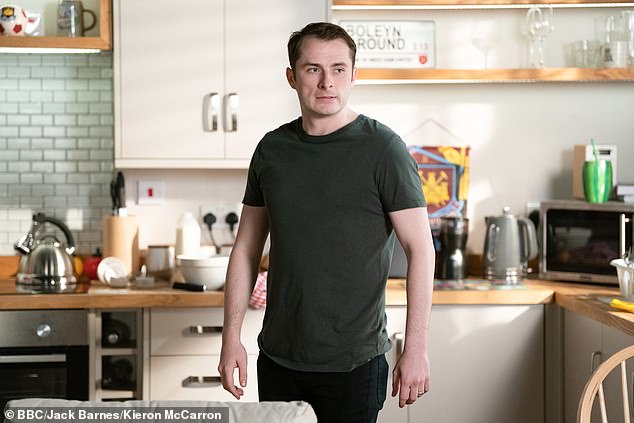 29-летний актер четыре года играл Бена Митчелла в сериале BBC (на фото в сериале в июне прошлого года).