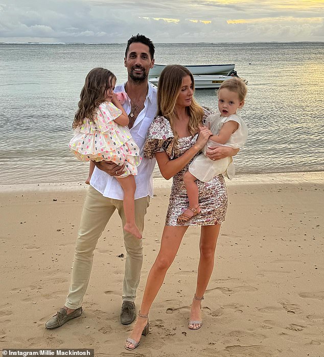 Бывшая звезда Made In Chelsea, 34 года, стильно позвонила в 2024 году на райском острове в Индийском океане со своим мужем Хьюго Тейлором, 37 лет, и дочерьми пары Сиенной, трех лет, и Аурелией, двух лет.