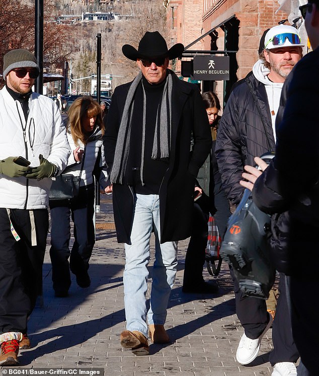 Между тем, в последний раз Костнера видели прогуливающимся по оживленной улице в заснеженном Аспене, штат Колорадо, в прошлую пятницу.