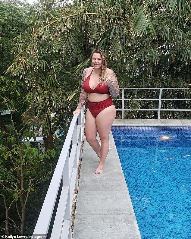 Лоури, демонстрируя свое великолепное тело в бикини в Instagram, сказала, что много работала, чтобы сохранить свой вес.