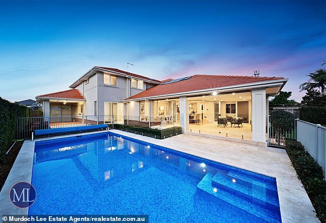 Яна Питтман собирается поселиться в «доме своей мечты» после того, как всего 15 месяцев назад потратила колоссальные 4 миллиона долларов на новый дом с пятью спальнями в Сиднейском Касл-Хилл (на фото).