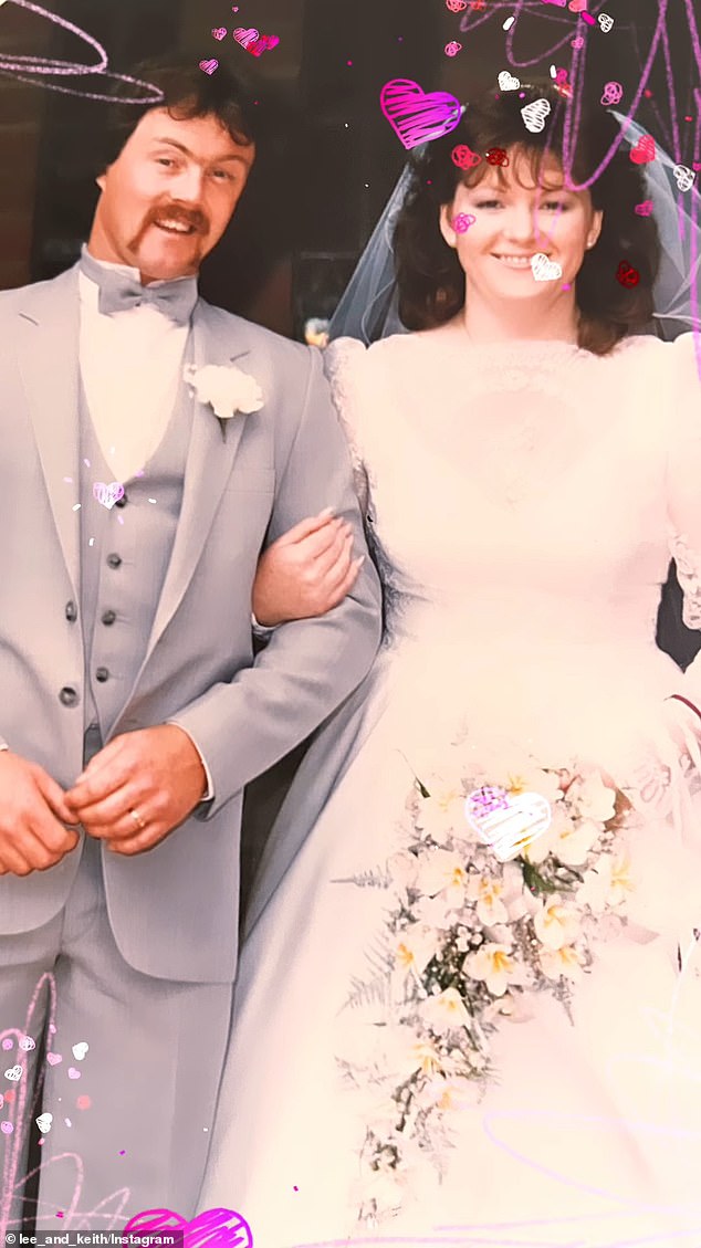На другой фотографии видно, как влюбленные выглядят щеголевато в день своей свадьбы в 1986 году: Ли выглядит совершенно сияющим в свадебном платье, а Кит выглядит щеголеватым в смокинге.