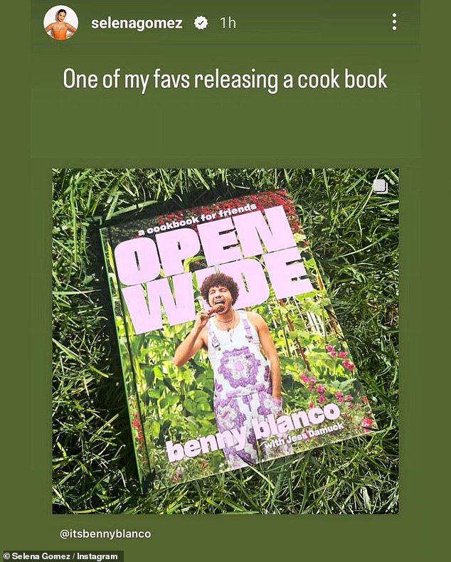 Селена прокомментировала пост Бенни в Instagram о его новой кулинарной книге Open Wide.