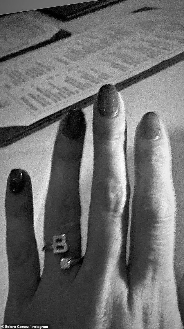 Селена была замечена демонстрирующей инкрустированный бриллиантами инициал «B» на пальце в знак уважения к своей любви.