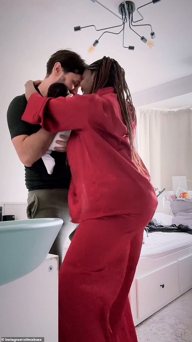 Оти ​​и Мариус сладко поцеловались и обнялись, прижимая к себе новорожденную дочь.