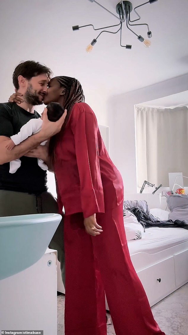 В милом видео пара, связавшая себя узами брака в 2014 году, выглядела так, будто им нравится быть родителями.