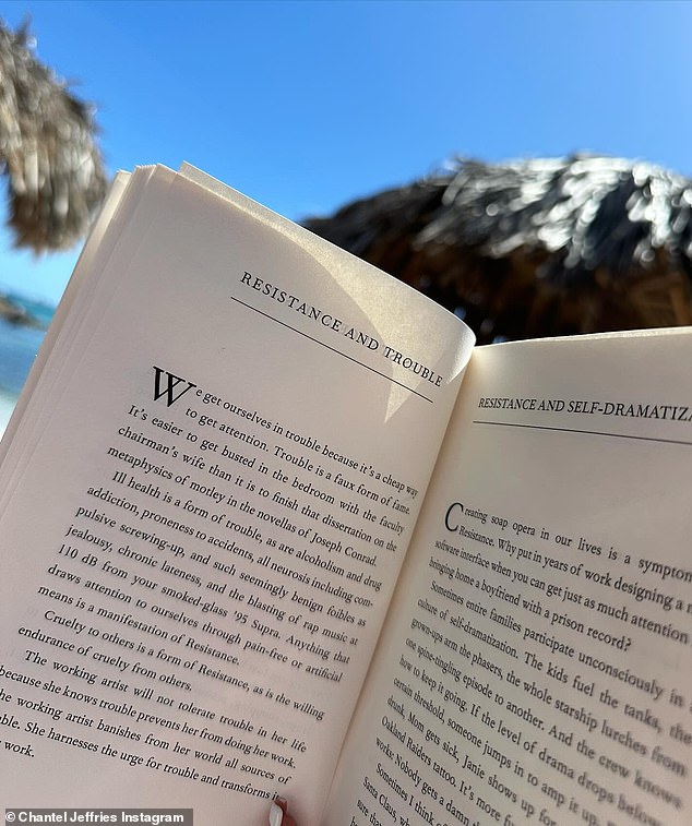 Красавица-брюнетка также дала своим 4,5 миллионам подписчиков в Instagram книгу самопомощи, которую она читает, а также несколько пейзажных снимков великолепного острова.