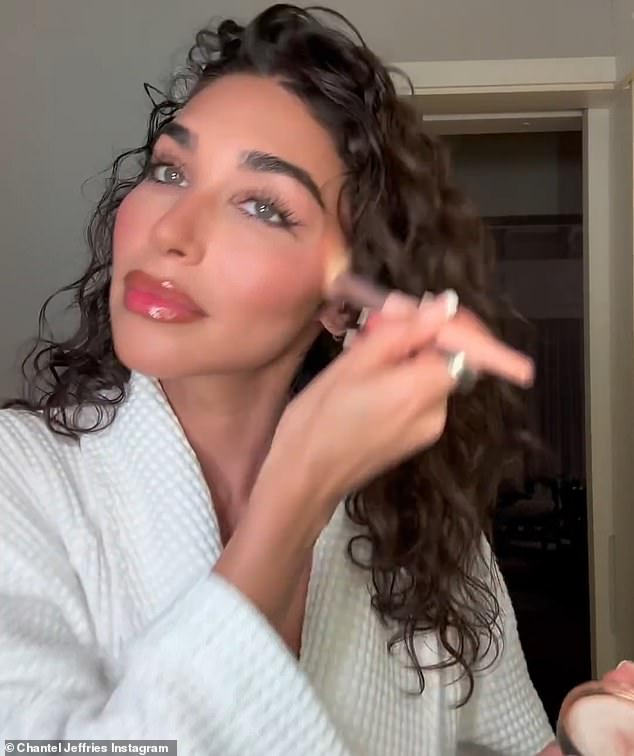 В коротком видеоклипе в посте показано, как она делает макияж на загорелом лице.