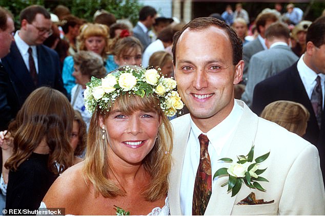День свадьбы: Линда вышла замуж за Марка Данфорда в 1990 году, но сообщалось, что перед Рождеством 2022 года в их браке «попался трудный период», и они пытались справиться с этим.