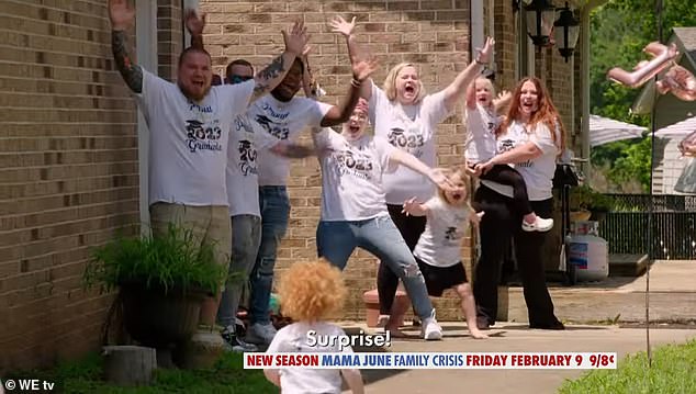 Клип начинается с того, что семья празднует окончание средней школы Аланы «Милая Бу-Бу» Томпсон.