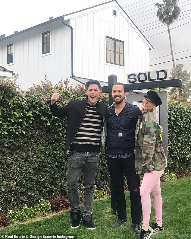 Пара купила дом в районе Большого Лос-Анджелеса примерно за 2 миллиона долларов еще в 2019 году.