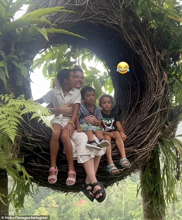 Хелен максимально наслаждается расслабляющей поездкой после того, как прилетела на индонезийский остров со своими детьми: Матильдой, семи лет, Далилой, пяти лет, и Чарли, двух лет.
