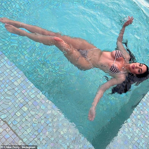 Телеведущая недавно опубликовала в Instagram потрясающий снимок, на котором она плавает в бассейне в крошечном бикини.