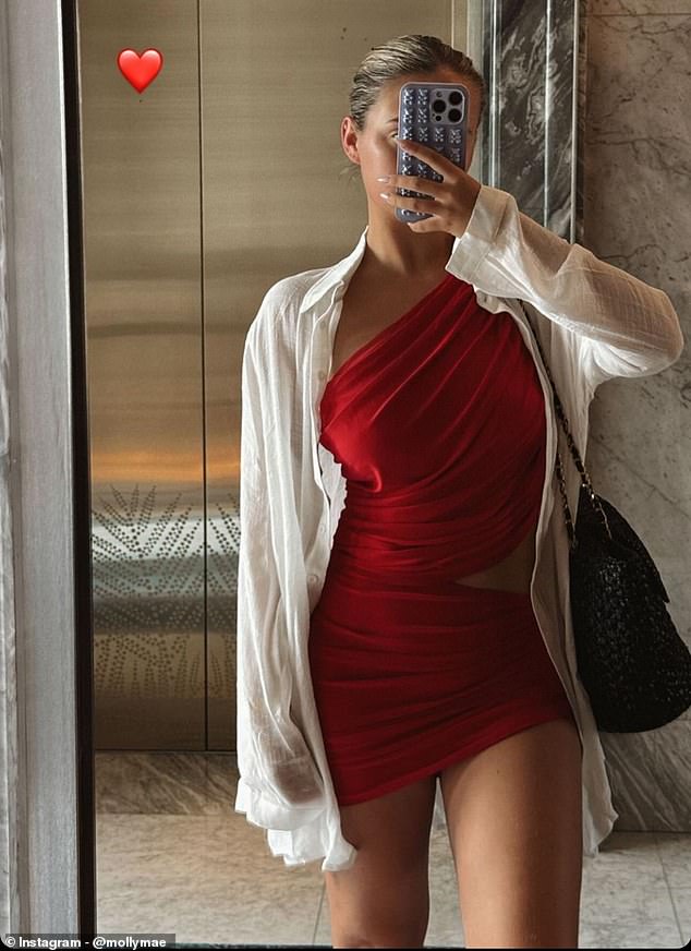 Переходя к своим историям, Молли-Мэй поделилась селфи перед лифтом в том же наряде, что и раньше, но на этот раз продемонстрировав великолепное красное платье, которое она тоже носила.