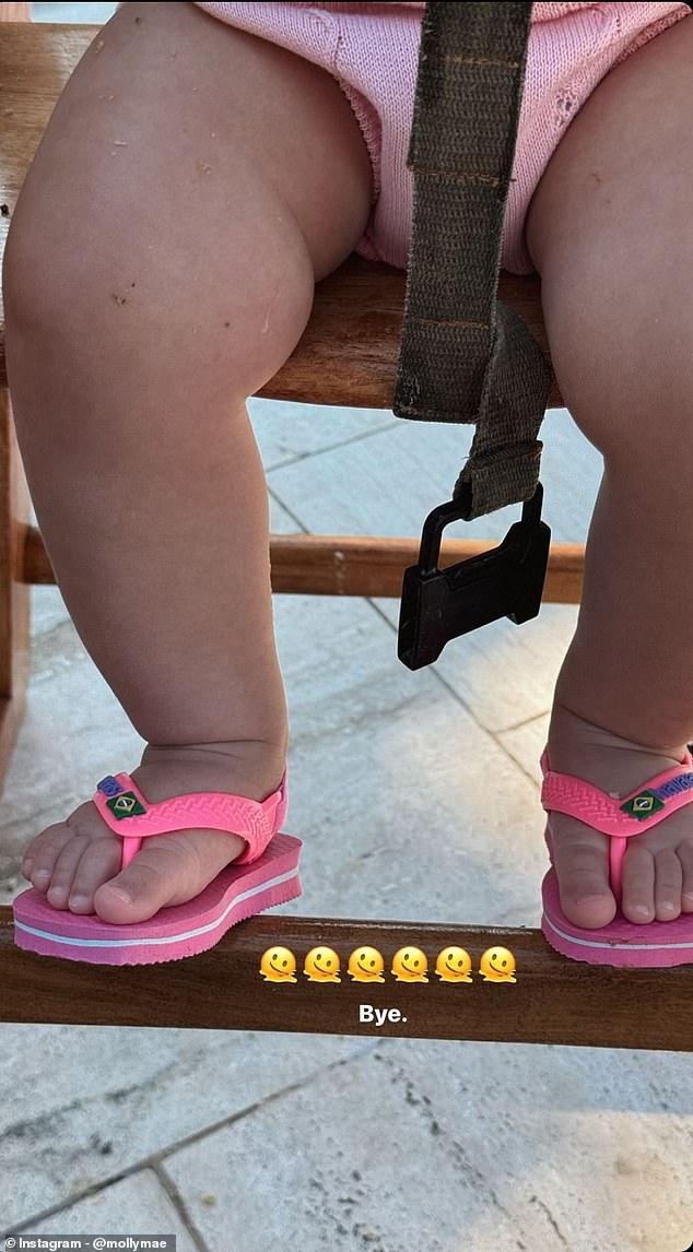 В другой истории рассказывается о Бэмби, 11 месяцев, но только с ногами.  Ее наряд был нежно-розового цвета, на ней были темно-розовые тапочки с бразильским флагом.