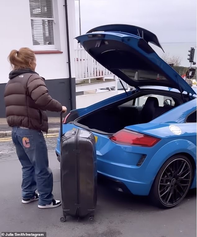 В марте Джулия опубликовала в Instagram монтажный клип, на котором ее дочь с упакованным чемоданом загружает свою Audi стоимостью 45 000 фунтов стерлингов.