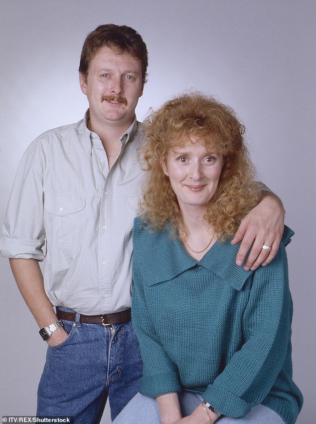 Флагманский сериал телекомпании ITV на Рождество собрал около 2,6 миллиона зрителей, а это означает, что он не попал в 10 самых популярных шоу (Чарли (в роли Джима Макдональда) и Беверли Каллард (в роли Лиз Макдональд) на фото для Корри в 1989 году).