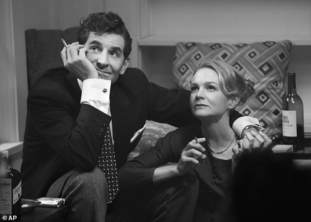 Режиссер Брэдли Купер, который также играет Леонарда, и Кэри Маллиган в роли Фелисии (на фото вместе). Он заслужил восторженные отзывы критиков и четыре номинации на «Золотой глобус».
