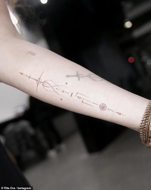 На прошлой неделе хитмейкер зашла в Instagram и поделилась фотографиями того момента, когда она пополнила свою обширную коллекцию татуировок с дизайнером стрел на предплечье.