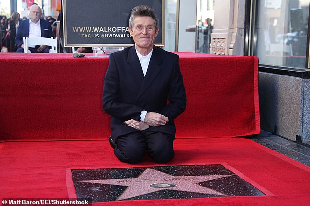 68-летний актер любезно принял свое новоявленное место на знаменитом тротуаре в Голливуде, штат Калифорния, в понедельник утром.