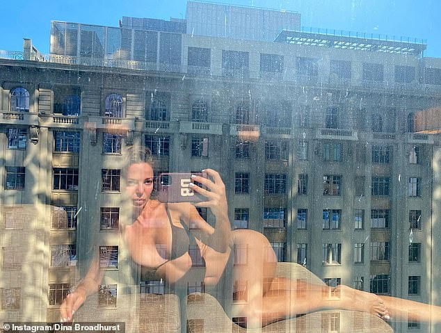 В воскресенье в Instagram она поделилась галереей художественных фотографий своего отражения, отдыхающего у окна своего гостиничного номера.