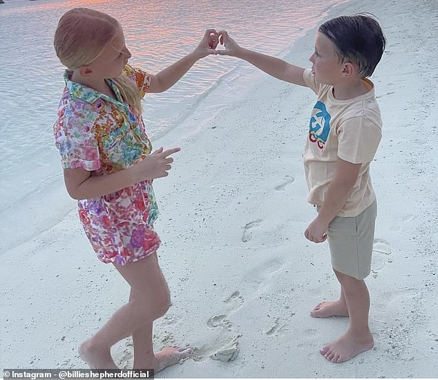 Затем Артур и его старшая сестра Нелли сложили из пальцев сладкое сердечко, свои маленькие следы в рамке на белом песке.