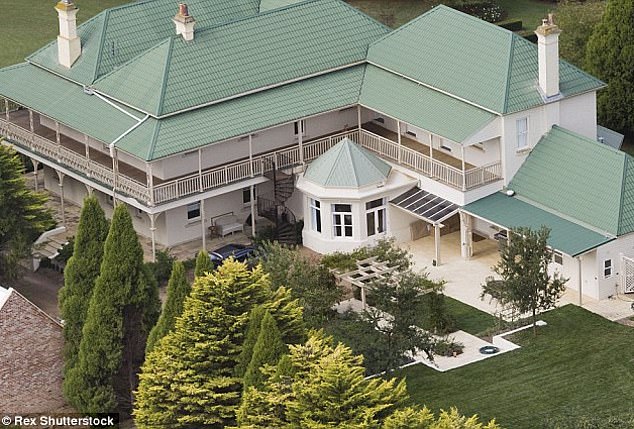 Голливудские звезды купили свой идиллический фермерский дом под названием Bunya Hill в деревне Саттон-Форрест в Южном Хайленде в 2008 году за 6,5 миллиона долларов.