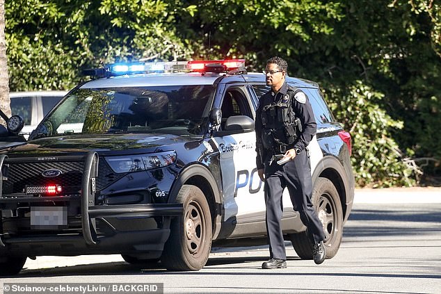 Было замечено, как офицер вышел из полицейской машины и направился к припаркованной машине Кендалл.