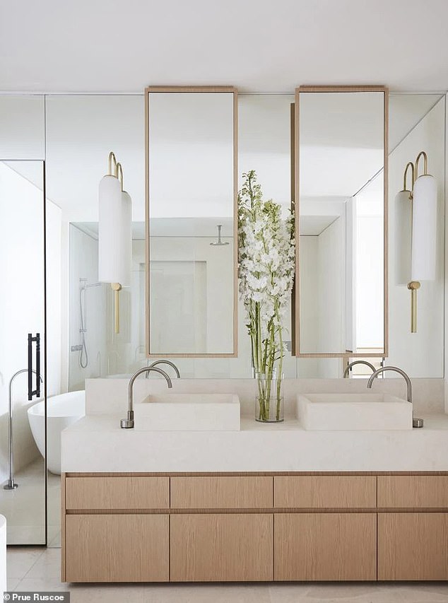 Потрясающая главная ванная комната с раковинами для него и для нее оформлена в минималистском стиле.
