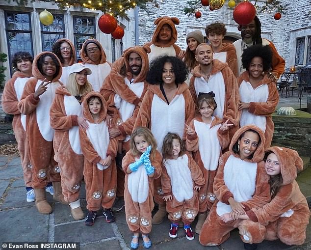 Сын Дианы Эван Росс опубликовал рождественский снимок своей семьи, включая жену Эшли Симпсон и его мать, все в одинаковых костюмах медведей.