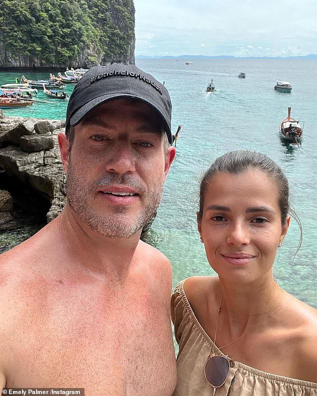 Прошлым летом Палмер загрузил в Instagram фотографии беременных, когда он позировал со своей женой-моделью на живописном пляже на изображениях, которыми поделились People.
