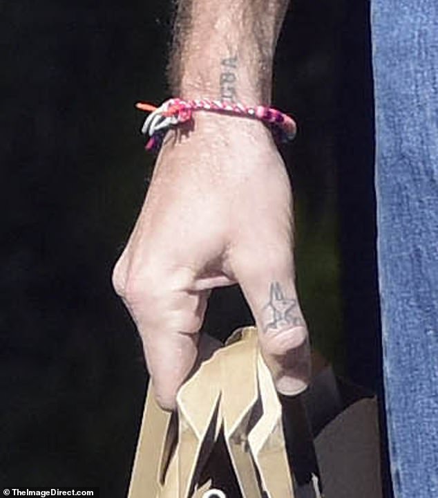 Такая же татуировка на большом пальце была видна во время прогулки Хаммера в Лос-Анджелесе в 2022 году.