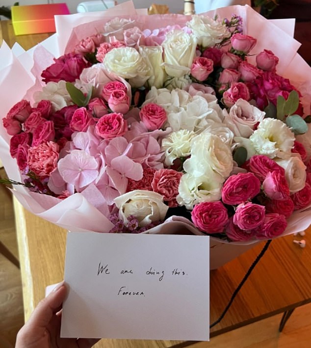 В начале октября Грис обратилась в социальные сети, чтобы выразить восхищение Хаммером после того, как он отправил ей букет розовых и белых цветов.