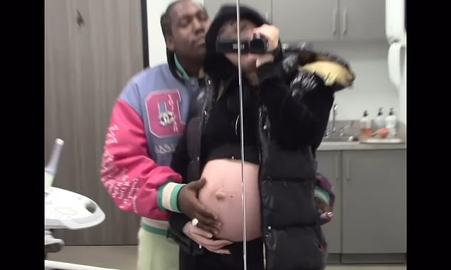 Будущие родители: пара объявила об этой новости, поделившись видеомонтажом, на котором он целует и потирает ее шишку во время УЗИ.