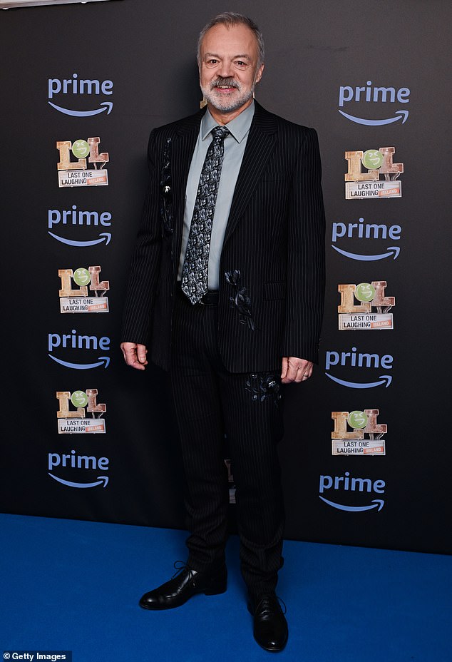 Грэм Нортон, ведущий нового шоу, выглядел щеголевато в черном костюме, голубой рубашке и узорчатом галстуке.