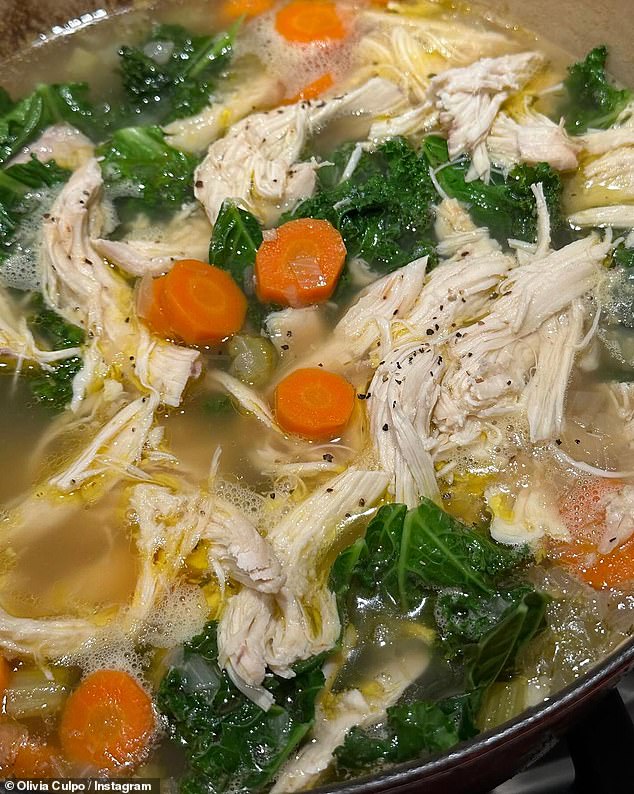 Она приготовила восхитительный куриный суп