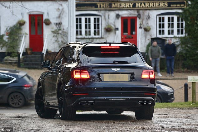 Наевшись досыта, Винни попрощался с друзьями и покинул паб на своем Bentley Bentayga 2016 года выпуска, стоимость которого превышает 160 000 фунтов стерлингов.