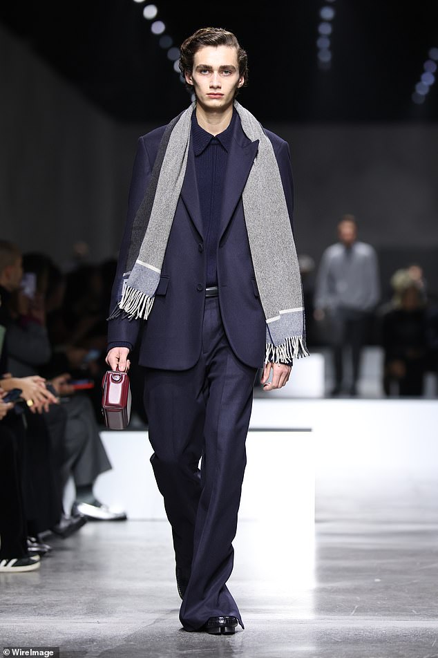 Мужчина-модель выходит на подиум на показе мужской одежды Fendi осень-зима во время Недели моды в Милане.