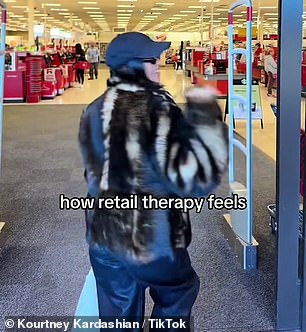 Основательница Poosh воспользовалась выходом из магазина так, будто находилась на подиуме мод.