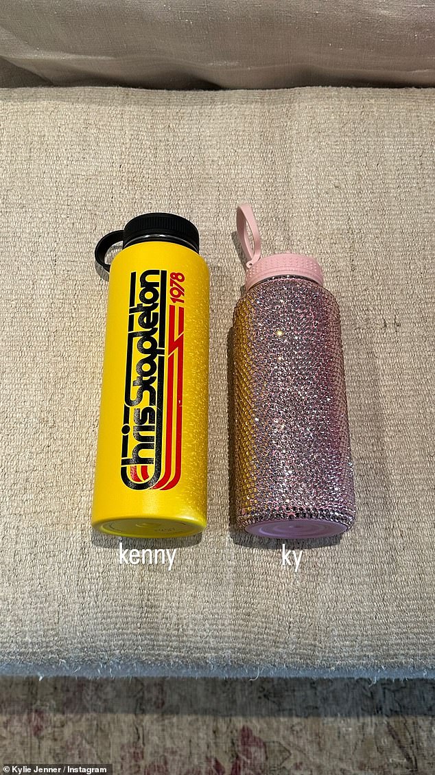 Кайли также поделилась фотографией ярко-желтой изолированной бутылки с водой Криса Стэплтона Кендалл рядом с ее розовой и ослепительной бутылкой.