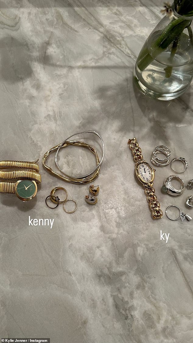 Она также опубликовала снимок своих украшений рядом со своими многочисленными серебряными кольцами и серьгами-кольцами рядом с винтажными золотыми часами на цепочке.