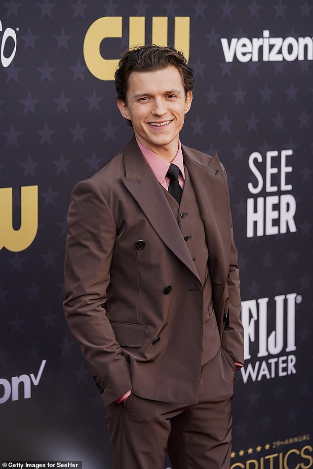 27-летний актер продемонстрировал щеголеватую фигуру в коричневом костюме-тройке в воскресенье, когда присутствовал на церемонии вручения премии Critics Choice Awards 2024 (на фото)