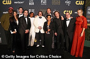 Медведь выиграл лучший комедийный сериал, а Айо Эдебири и Джереми Аллен Уайт получили награды за лучшую женскую роль / актер в комедийном сериале соответственно.