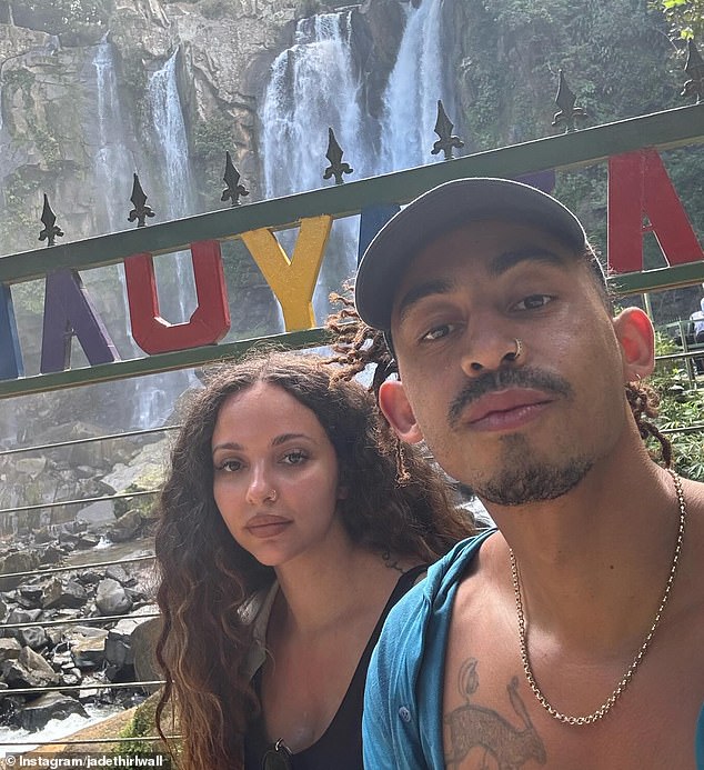 Джордан и Джейд позируют для селфи у водопада на снимках их отпуска, опубликованных в Instagram.