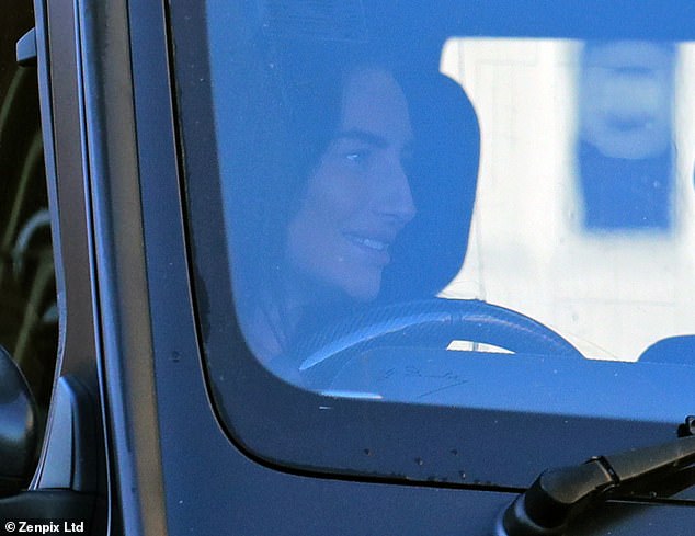 Улыбающаяся Энни была сфотографирована за рулем своего черного роскошного Mercedes 4x4 в Чешире в понедельник, когда она делает смелое лицо.