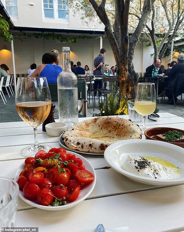 Французскую «вырезанную копию» заметил известный австралийский аккаунт в Instagram Miss Double Bay, который назвал сходство обоих ресторанов «жутким».  На фото: еда и напитки в Totti's Bondi.