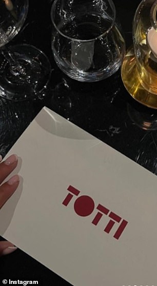 Totti, итальянский ресторан, расположенный в Париже, поразительно похож на ресторан Джастина Хеммеса Totti's.