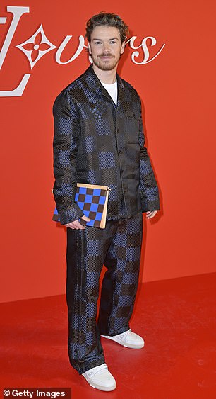 Уилл Поултер продемонстрировал классический принт Louise Vuitton в синем комбинезоне.