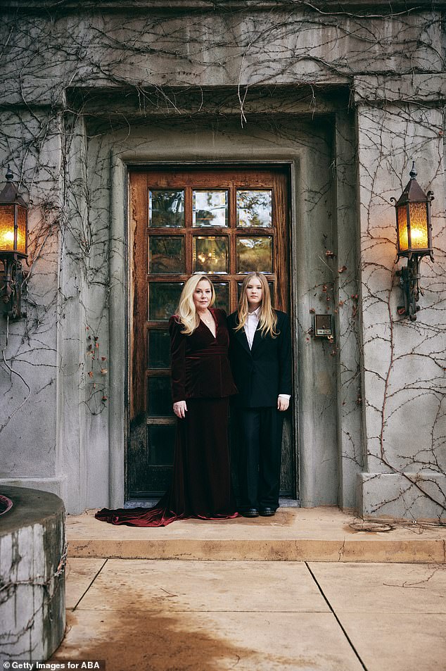 Кристина и ее дочь Сэди Ленобль позировали для игриво-мрачной фотосессии возле ее дома перед отъездом на церемонию «Эмми».